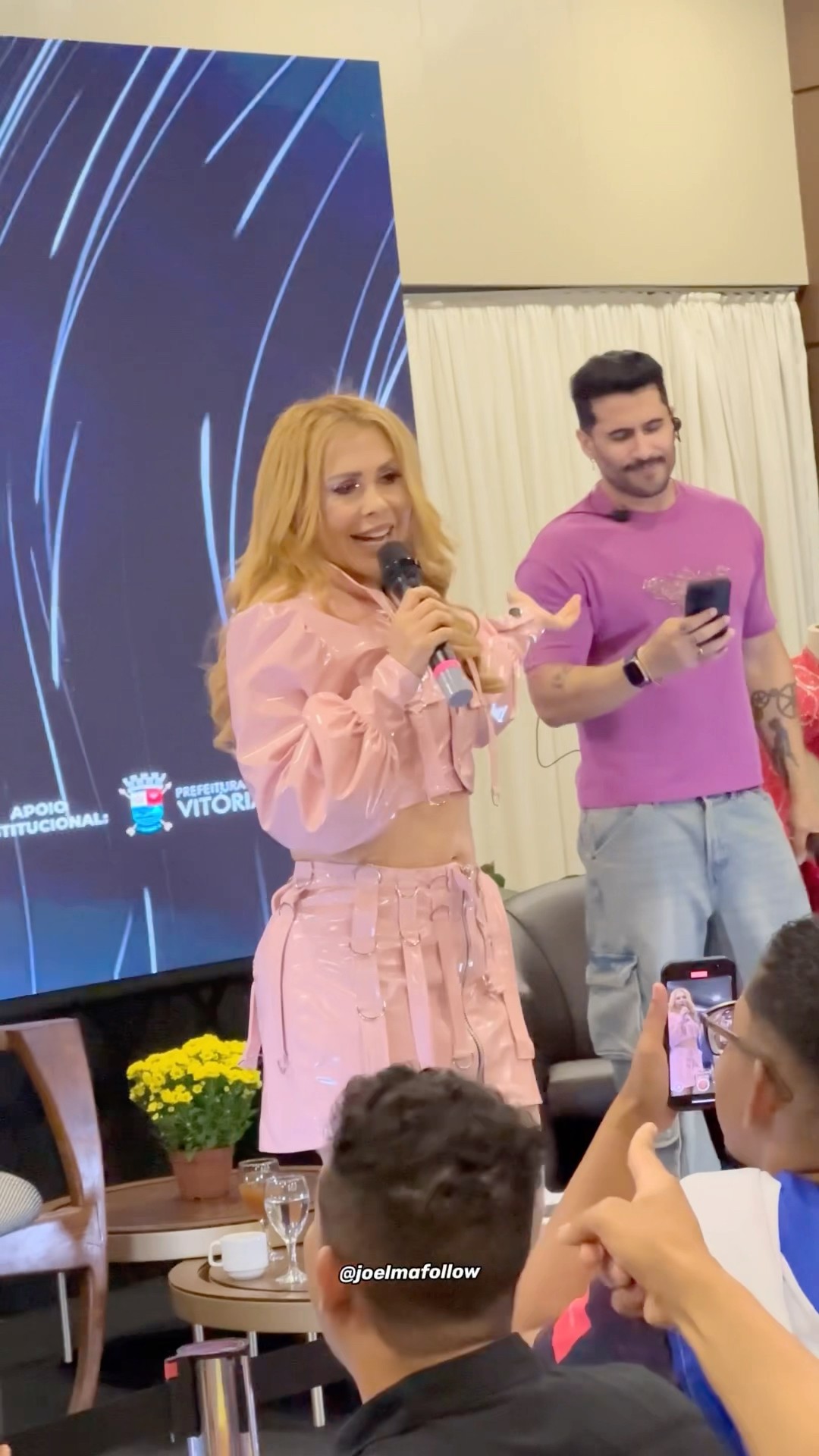 Joelma cantando seu hit Vamos ficar de Bem